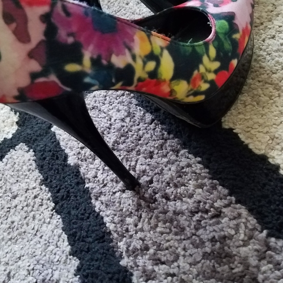 Floral statement heel - Picture 3 of 3